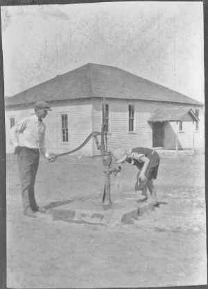 Pecan School mid 1920's 003.jpg (358953 bytes)