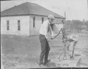 Pecan School mid 1920's 004.jpg (286516 bytes)